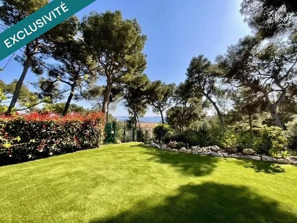 Une adresse confidentielle et jardin Méditérannéen face à la mer.