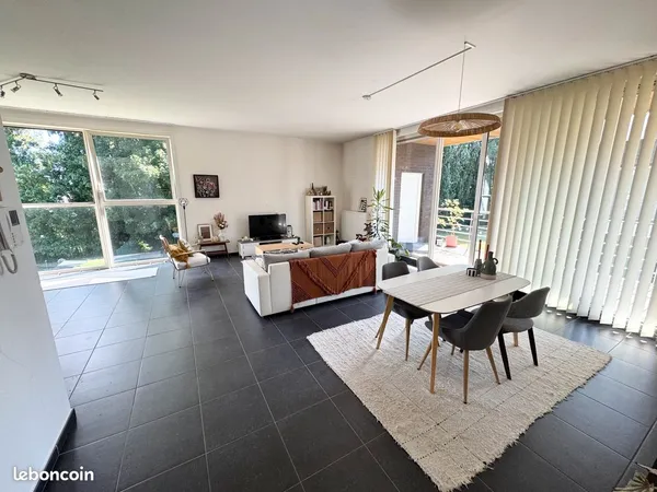 APPARTEMENT DE STANDING 115m² - MOUSCRON BELGIQUE - 2 CHAMBRES AVEC GRAND BALCON + 2 GARAGES FERME