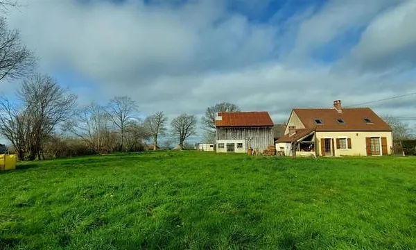 Deux maisons/longères, hangar, deux granges, une étable