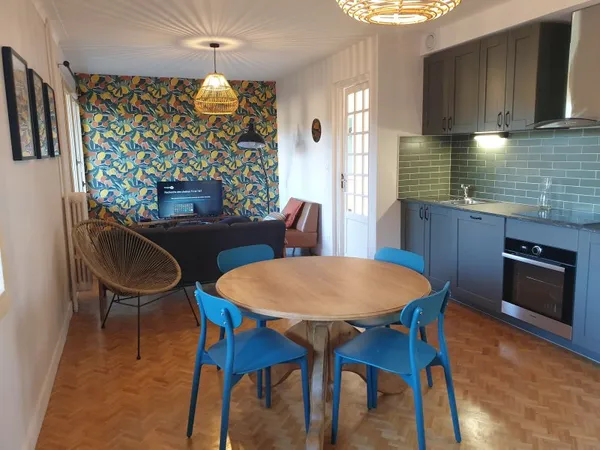 Loue chambre meublée - appartement 96m² avec salle d'eau et balcon privatifs dans colocation haut de