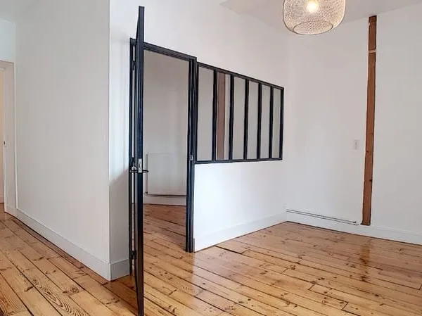 A VENDRE - PAU Hyper-Centre, Appartement T2 bis de 72 m² entièrement rénové en dernier étage - Parqu