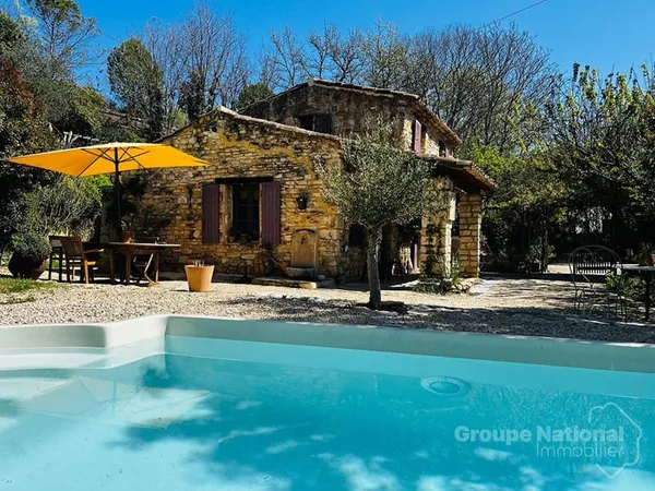 Maison de 93m2 , trois chambres sur plus de 1100m2 de terrain avec piscine prés de Goudargues