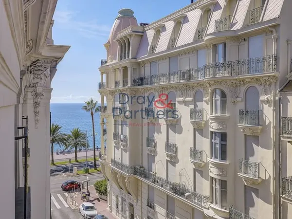 Nice Carré d'Or Résidence du Negresco : Appartement deux pièces de 65m2 en étage élevé .