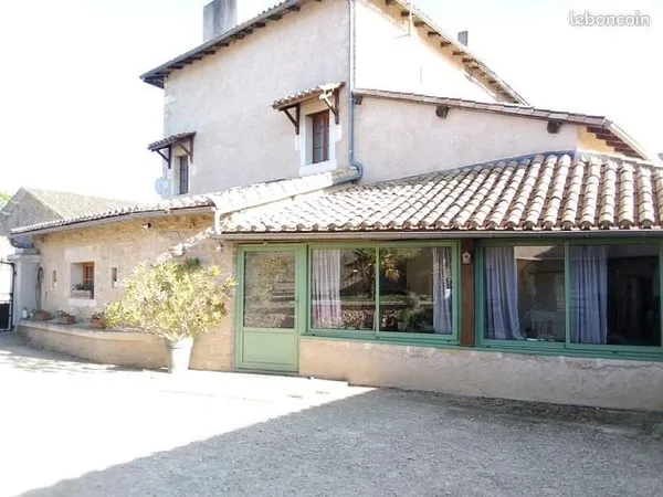Maison en pierre avec dépendances et terrain
