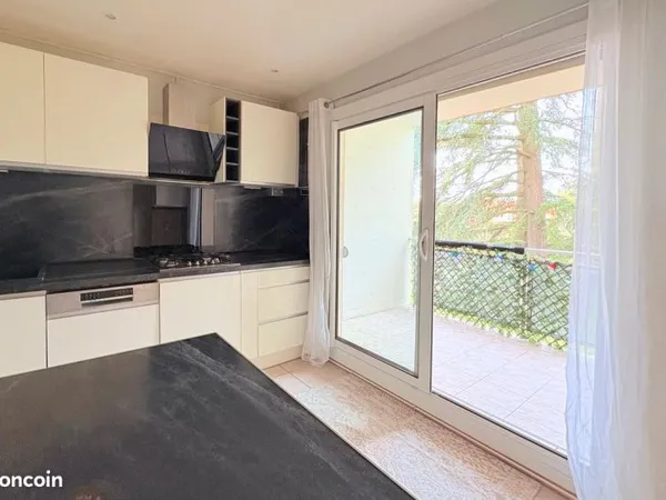 Appartement T3 lumineux avec loggia, parking et cave