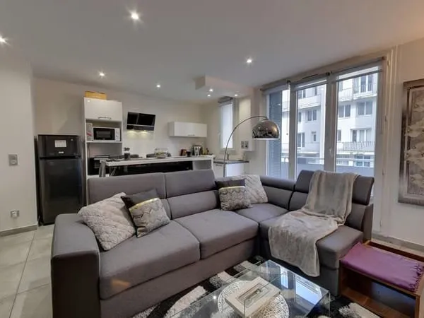 BEAU 3 PIECES + CUISINE EN DUPLEX RÉNOVÉ GRENOBLE RUE CLAUDE