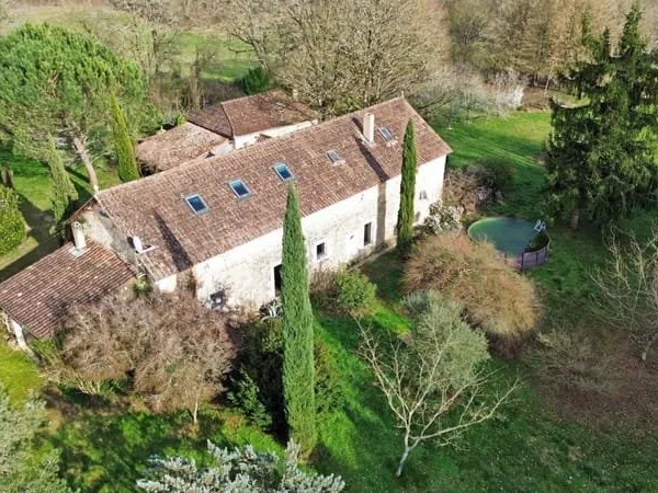 Maison en pierre avec 2,4 hectares
