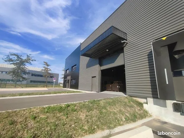 LOCAL D'ACTIVITE 1079 m² SAINT QUENTIN FALLAVIER