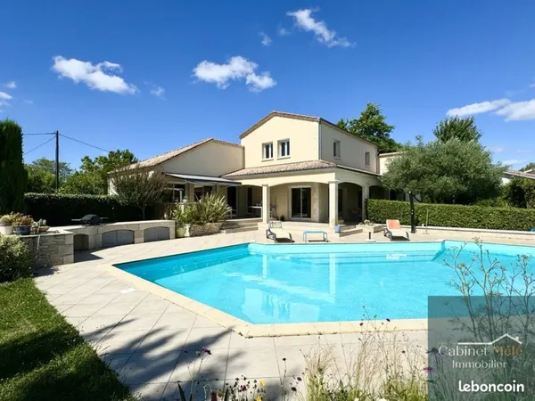 Maison 8 pièces 255 m²