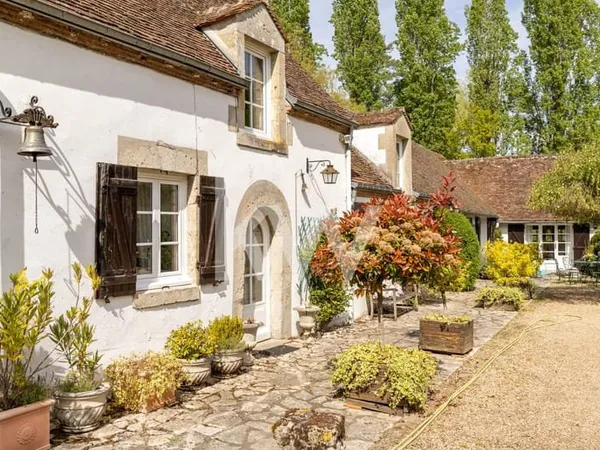 MAISON DE CARACTERE 9 PIECES AVEC PISCINE ET DEPENDANCES A VENDR