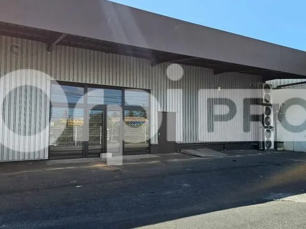 Local commercial 653 m²