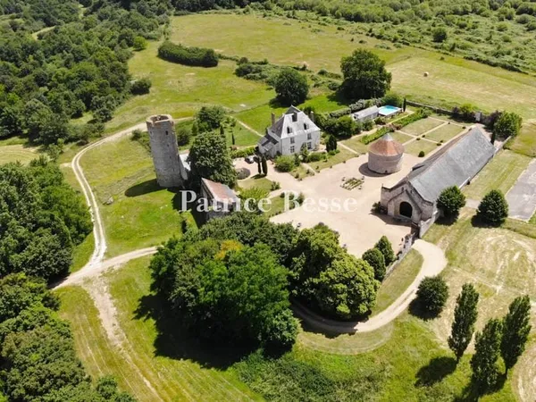 En Indre-et-Loire, dans un domaine de près de 35 ha de bois et de prairies, un logis et ses dépendan