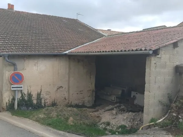 Situé sur la commune de Chiroubles à deux pas du centre, cette maison en plateau de 150m2, offre la 