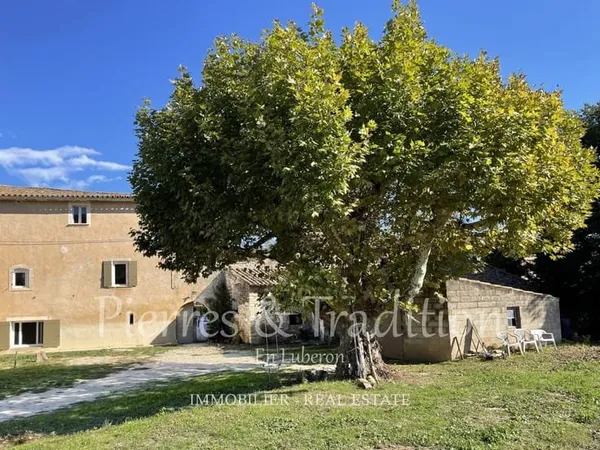 Provence, Luberon, magnifique maison de hameau avec dépendances sur un grand terrain.