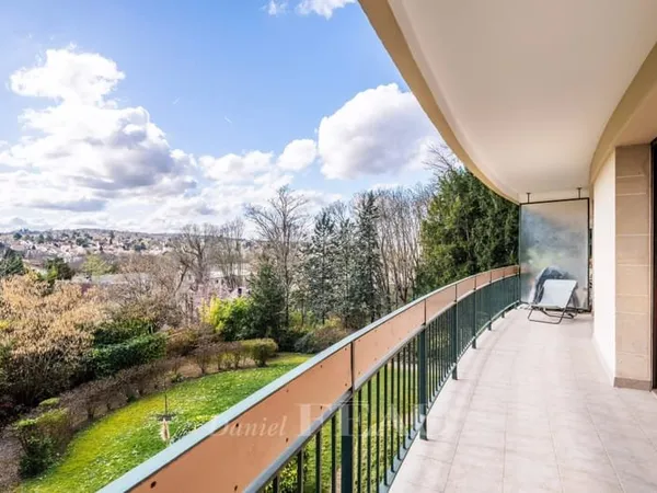 EXCLUSIVITE - SAINT-GERMAIN-EN-LAYE - Appartement 3 chambres- Balcons, ascenseur, 2 parkings