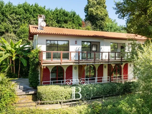 CIBOURE, MAISON DE 200 M² ENTOURÉE DE VERDURE