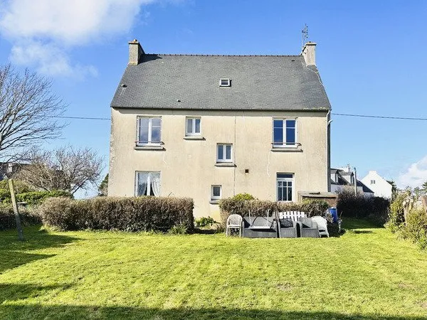 À vendre - CAMARET-SUR-MER Spacieuse maison traditionnelle à deux pas des plages et du centre-ville