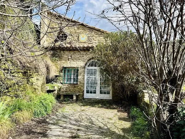 Saumane-de-Vaucluse, en exclusivité, maison de village en pierre de 104 m² avec jardin clos.