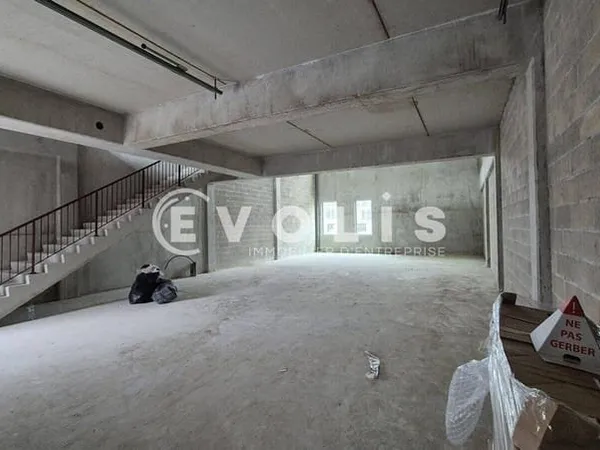 Local d'activité 259 m²