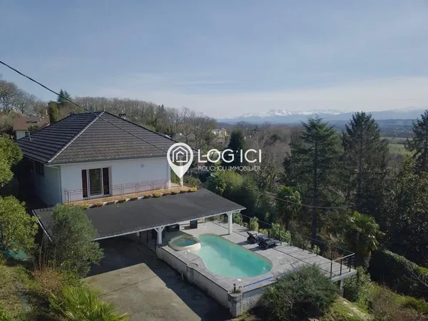 Maison atypique avec vue panoramique sur les Pyrénées Un c