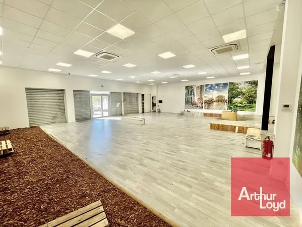 Local commercial 325 m²