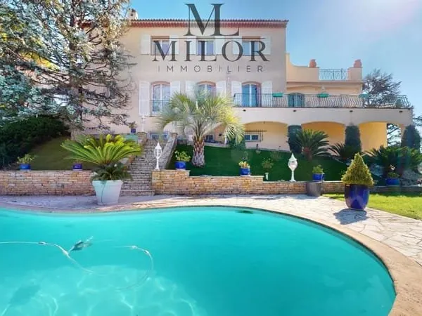VILLA - PISCINE - JARDIN 2000m2