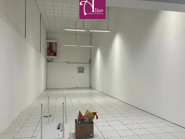 À louer - Local commercial RDC 100 m2 avec vitrine - Jarry