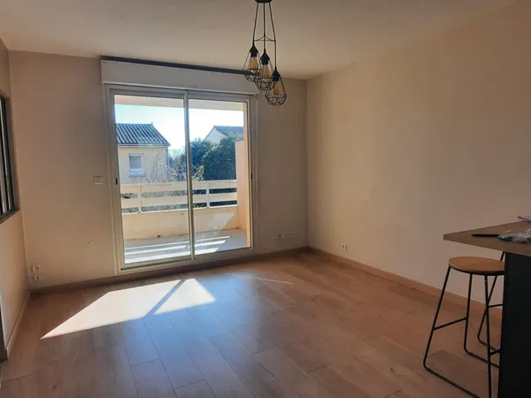 A LOUER - ROQUETTES - Appartement T2 d'une surface de 35.64 m² avec balcon et place de parking - 123