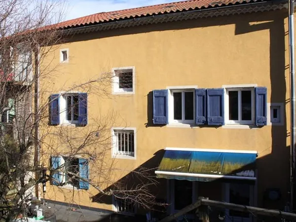 Maison avec jardin , garage et appartement indépendant