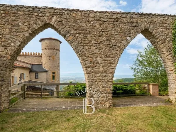 Courzieu - Château avec plusieurs dépendances sur un terrain d'environ 9 hectares- Piscine - Granges