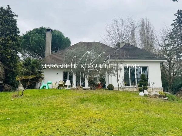 VILLA SUR TRÈS BEAU TERRAIN DISPOSANT D'UN BOX POUR CHEVAL