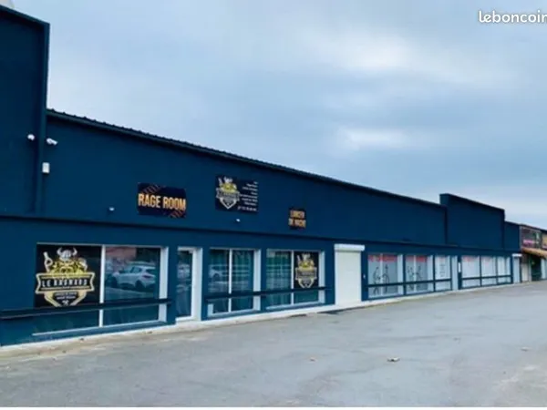 Local commercial avec vitrine de 110M² situé sur la RD86 PRÊT À ÊTRE EXPLOITÉ