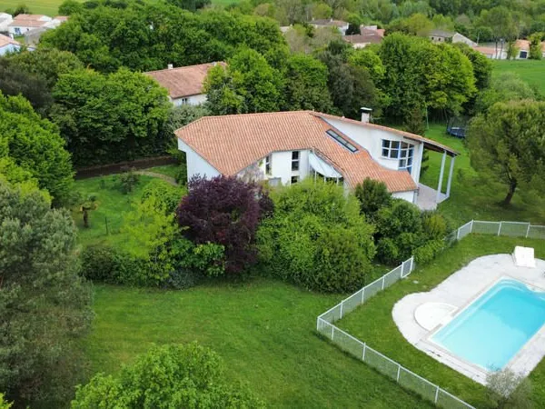 Maison à vendre 10 pièces Proche TONNAY CHARENTE