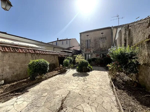 Villeneuve-sur-Lot, à quelques minutes à pied des commodités, ensemble immobilier composé de 2 maiso