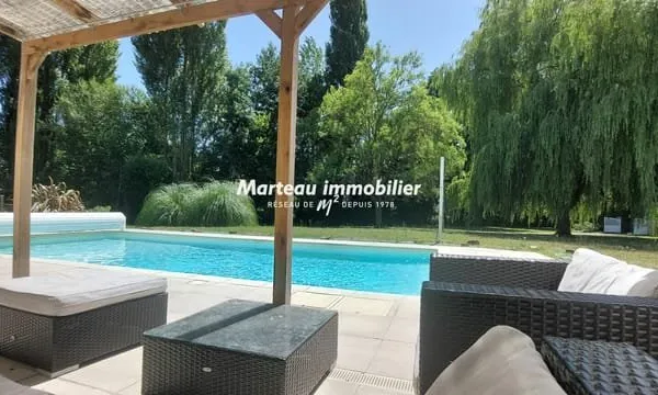 A VENDRE Longère rénovée de plain-pied avec piscine, grand terrain et beaux atoutsBrette Les Pins 5 