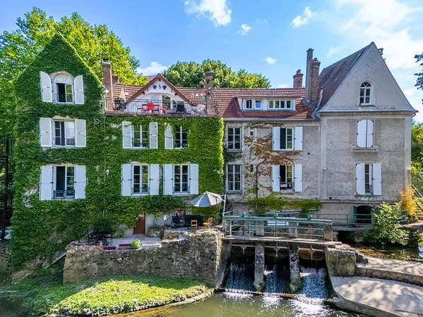 Appartement au coeur d'un ancien moulin rénové et dans un parc arboré.