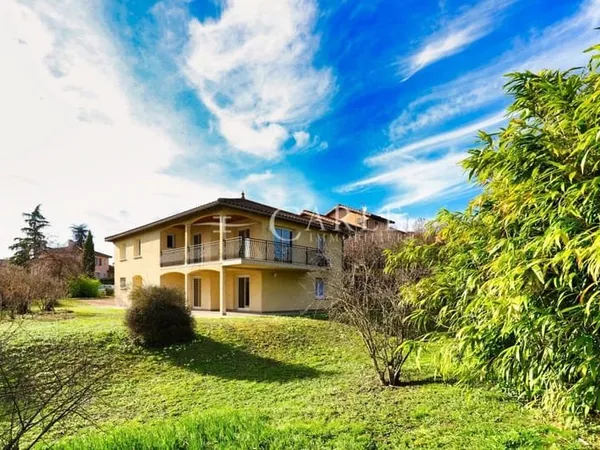 Villa sur un grand terrain entre le centre de Genas et d'Azieu