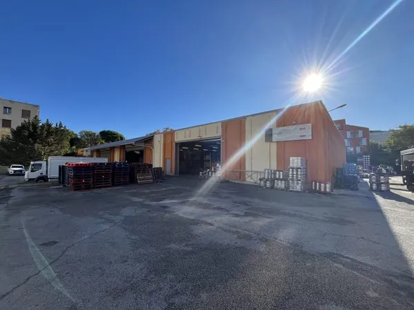 À LOUER ENTREPÔT LOGISTIQUE AVEC BUREAUX 13015 ACCÈS POI