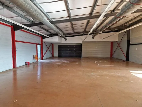 Local commercial 2 pièces 297 m²