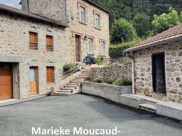 Beauzac 43590 Belle maison de caractère en pierre 3 chambres plusieurs dépendances sur 600m² de terr