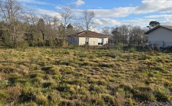 TERRAIN DE 688M2 + MAISON DE 90M2 3 CHAMBRES + GARAGE