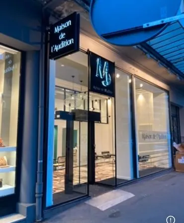 Emplacement n°1 rue Blatin, local 65m² + mezzanine 20m² + cave 35m², vitrine 8m linéaire, belle haut