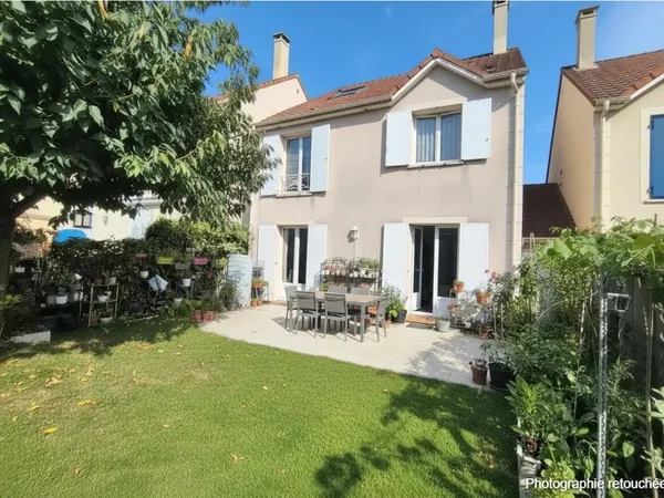 Maison Massy de 177.60 m² utiles en copropriété des années 2000 proche RER à pied garage, remise jar