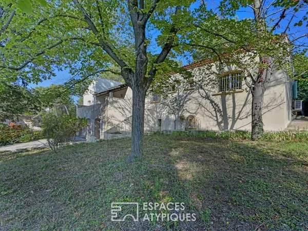 Propriété familiale avec vue sur la Tour Magne et ses bureaux indépendants