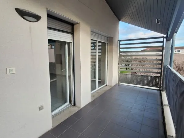 Chassieu centre - Appartement 3 pièces avec terrasse, dernier étage et garage