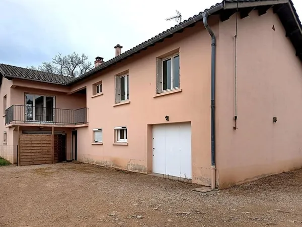 Situé sur la commune de Prissé cet appartement présenté à la location, avec son jardin et ses commod