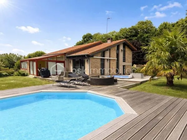 Maison d'exception avec piscine à découvrir !