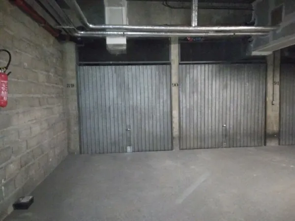 Box de 15m² et 3.80 m de hauteur dans résidence de 1972