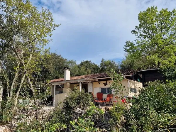 Maison meublée avec une vue dégagée