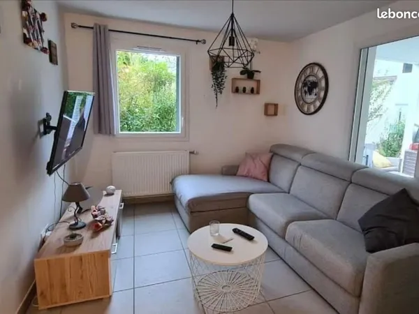 T2 45 m2 avec 80 M2 extérieur +garage